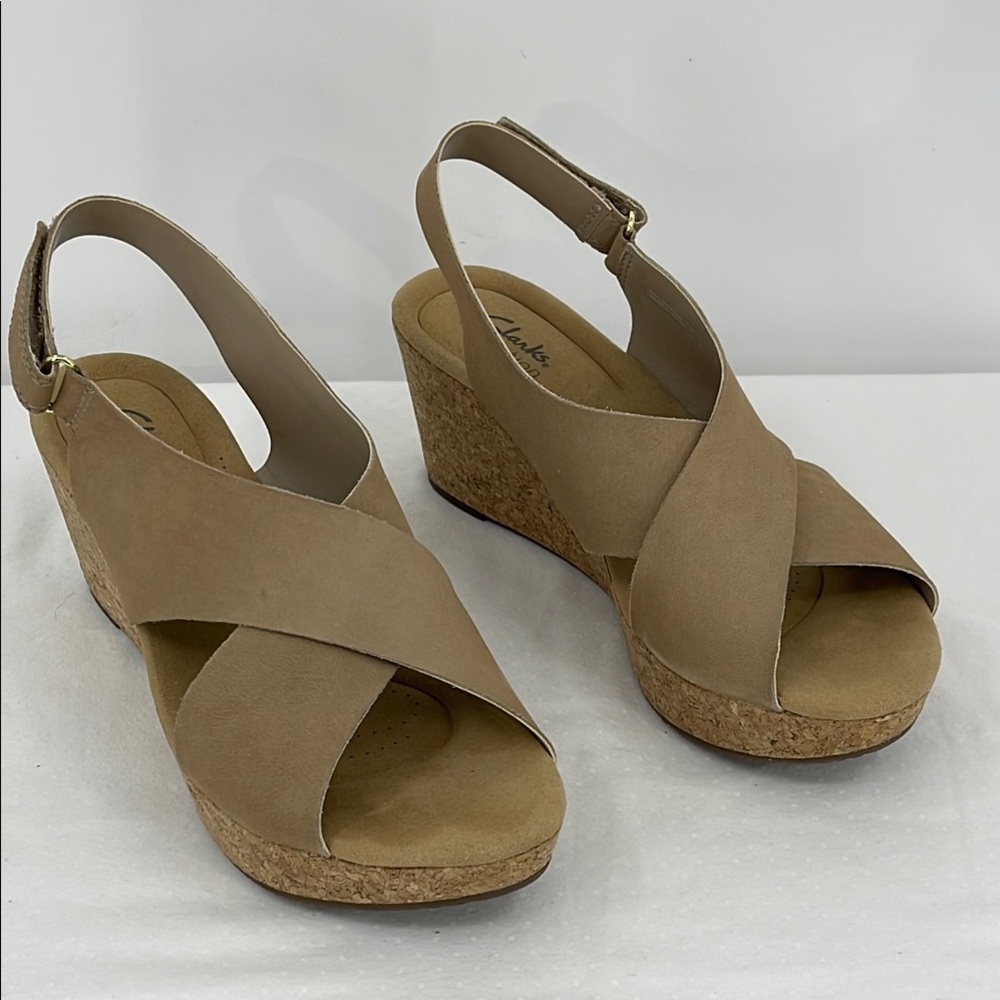 CLARKS COLLECTION SIZE 7.5 Women's Tan Wedge Sandals